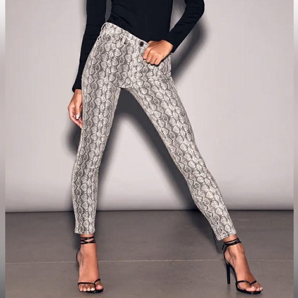 Blank NYC Reade Crop Snake Pattern Pants in Gray and White. Size 29. NWT!